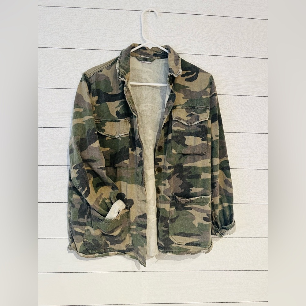 Camo utility jacket.. good condition.. medium.. buttons are functional! :)